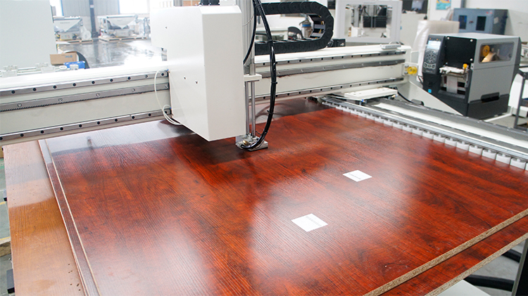 Henan-DAESHIN loi DASHIN HOME DESIGN FACTORY:n käyttämällä EXCITECH CNC-työstökeskuksen laitteita karusellityökalulehden kanssa, joka palkittiin kansallisena älykkään valmistuksen pilottiprojektina.